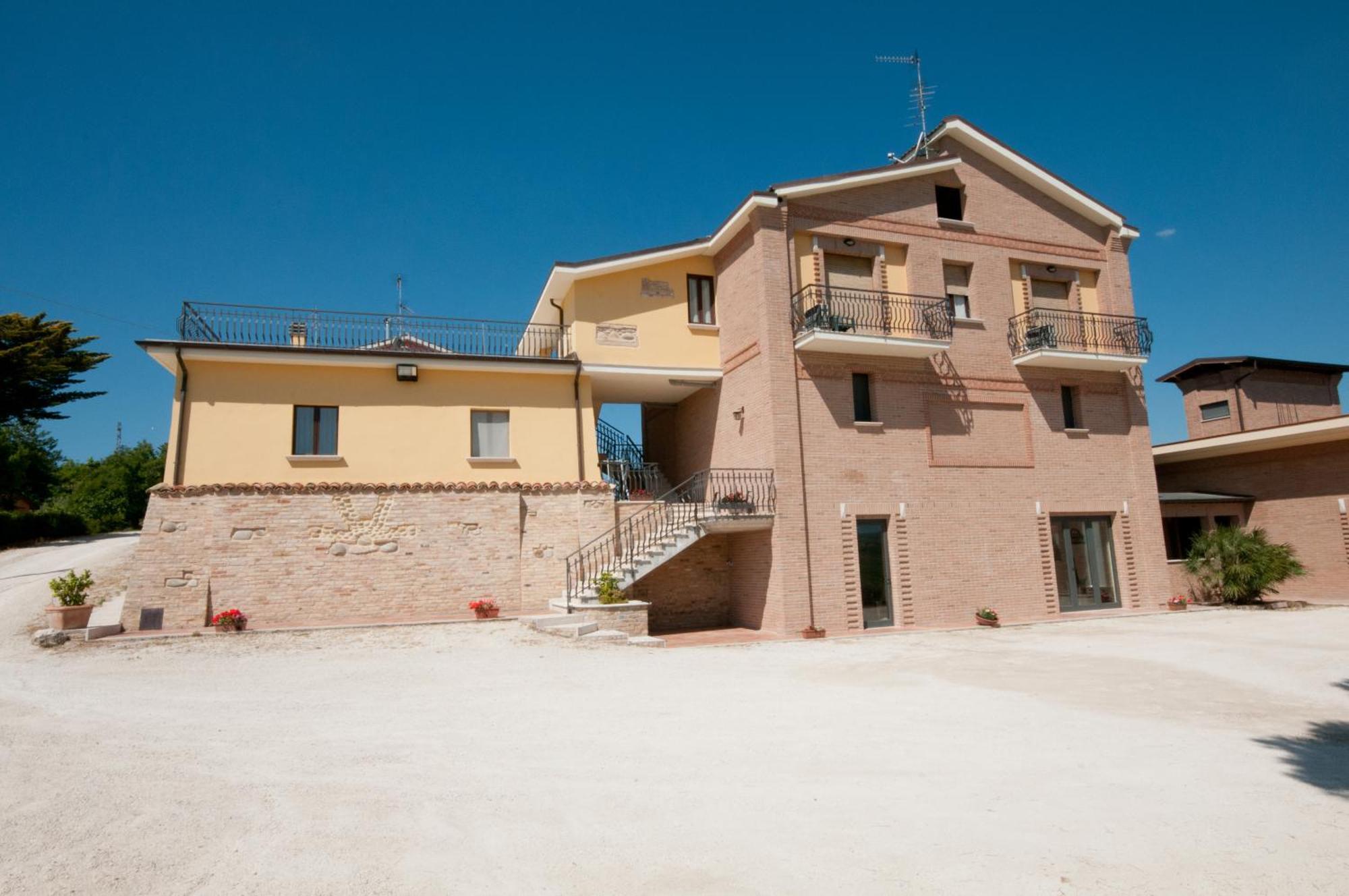 Agriturismo Il Crinale Castorano  Exterior photo